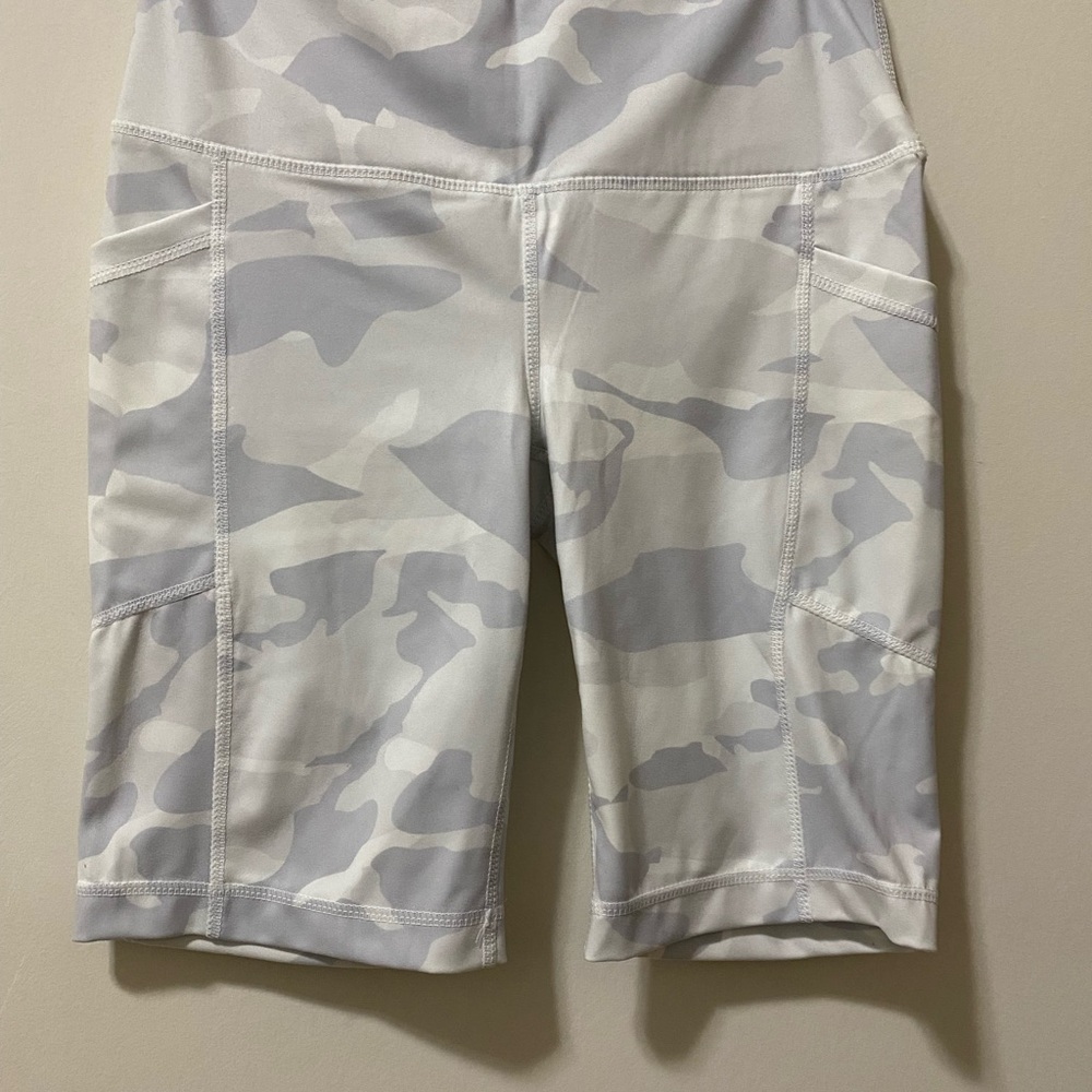 Yogalicious Lux Camo Athletic Bike Shorts Small, it has pockets on the sides.